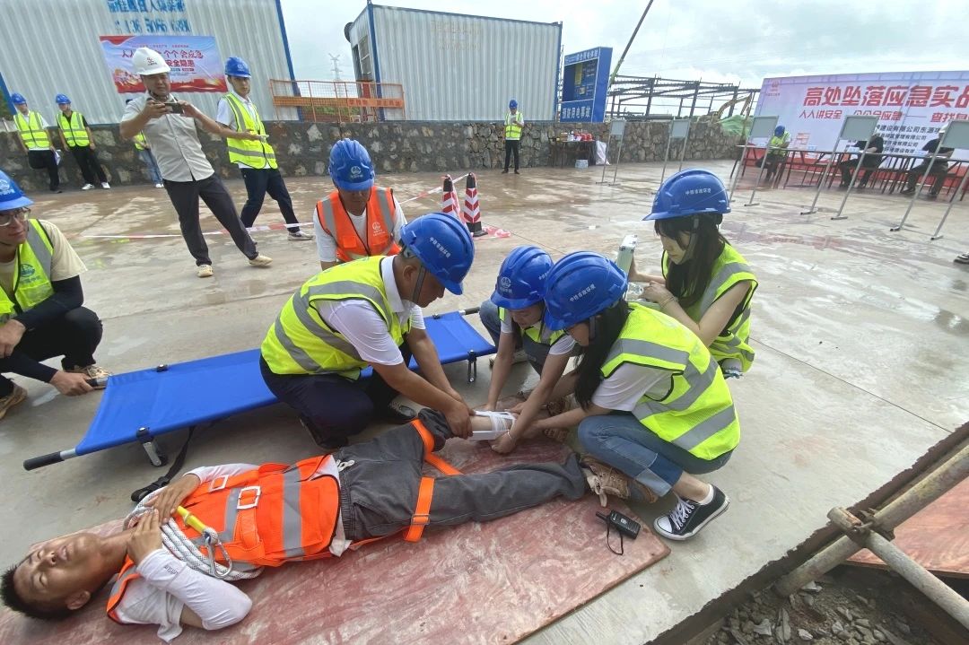 東源縣項(xiàng)目部開展高處墜落救援演練.jpg