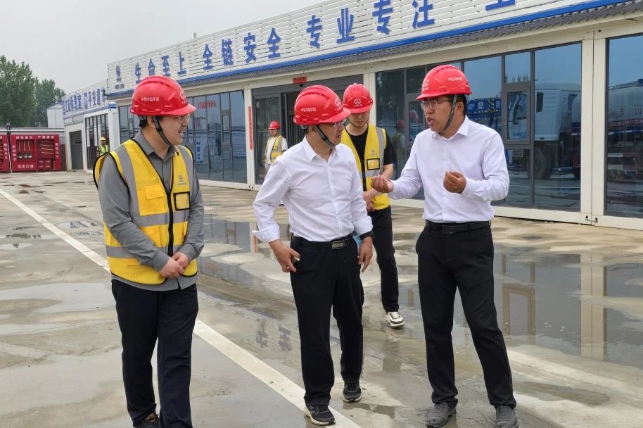 公司黨委書記、董事長高學(xué)武到啟動區(qū)項目檢查指導(dǎo)工作.jpg
